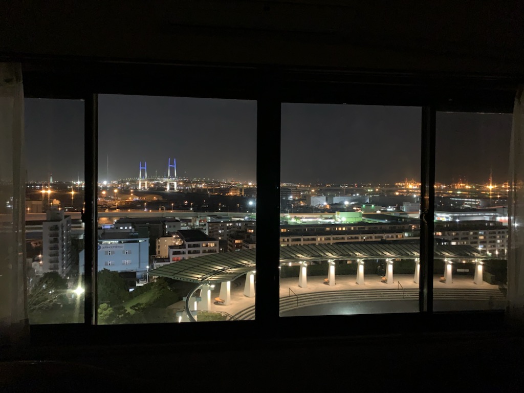 夜：海側のお部屋から展望台とベイブリッジ